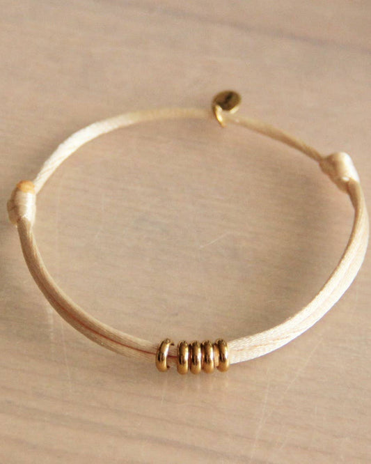 Satinarmband mit Ringen — sandfarben/gold