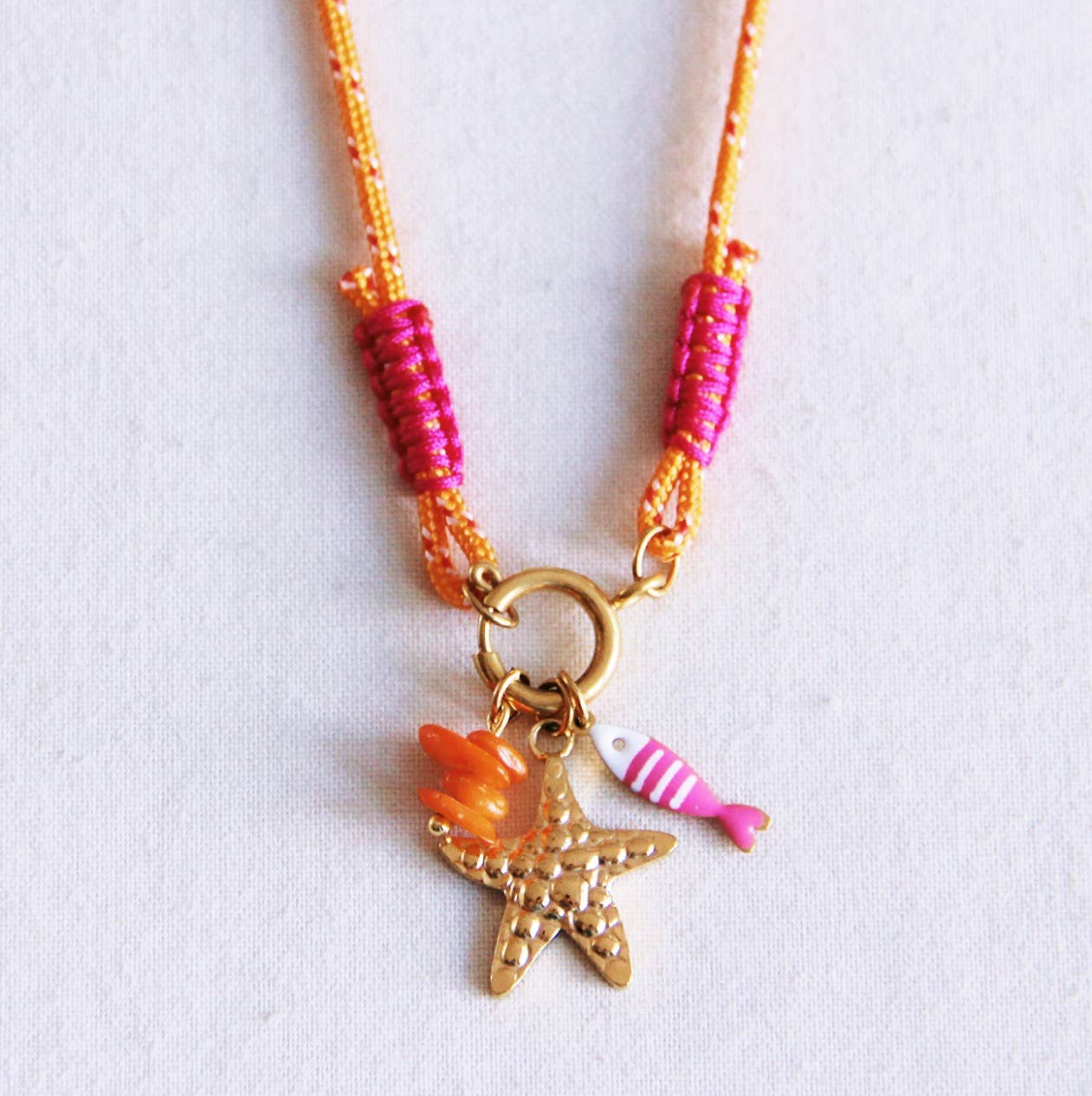 Surfhalskette mit Anhängern - orange/rosa