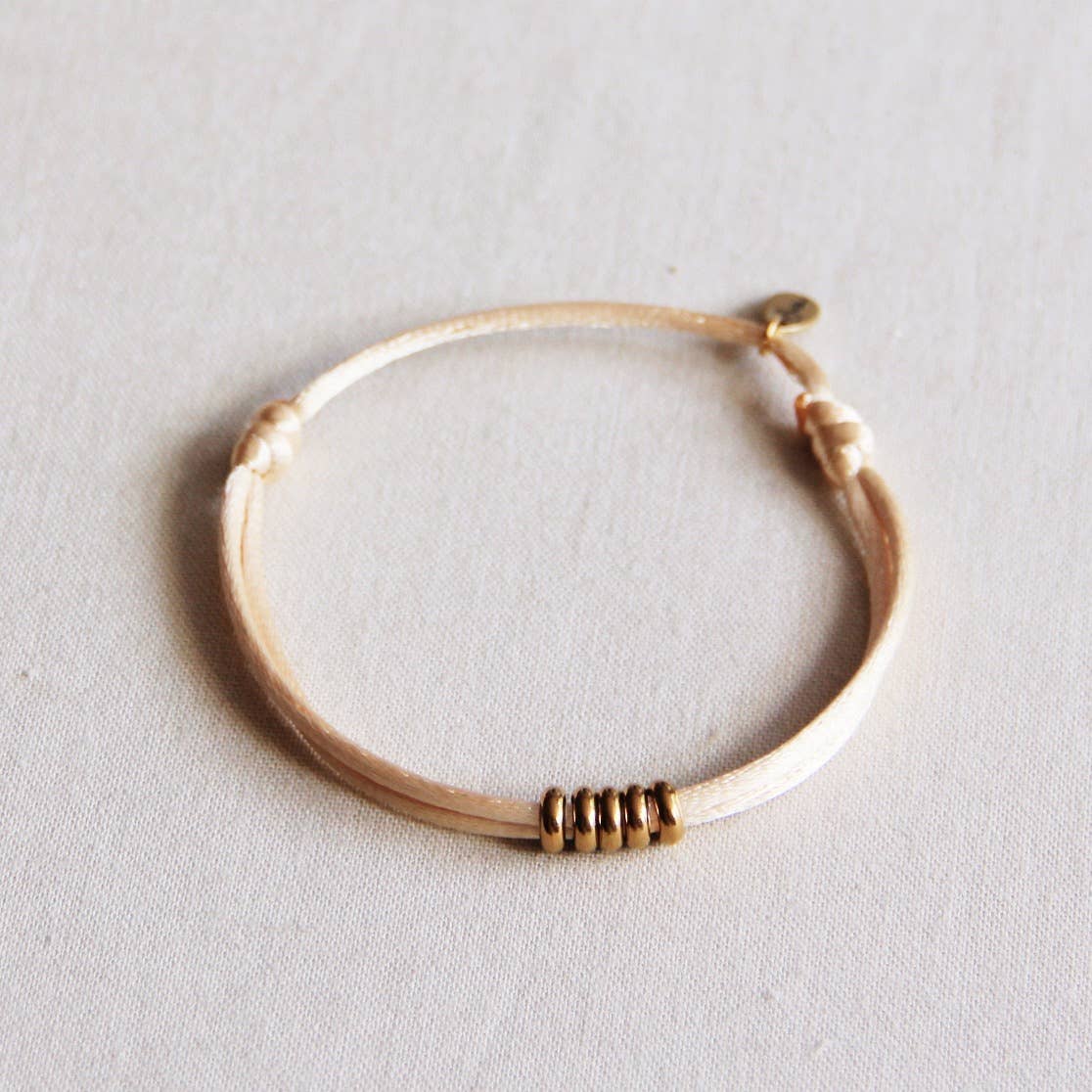 Satinarmband mit Ringen — sandfarben/gold