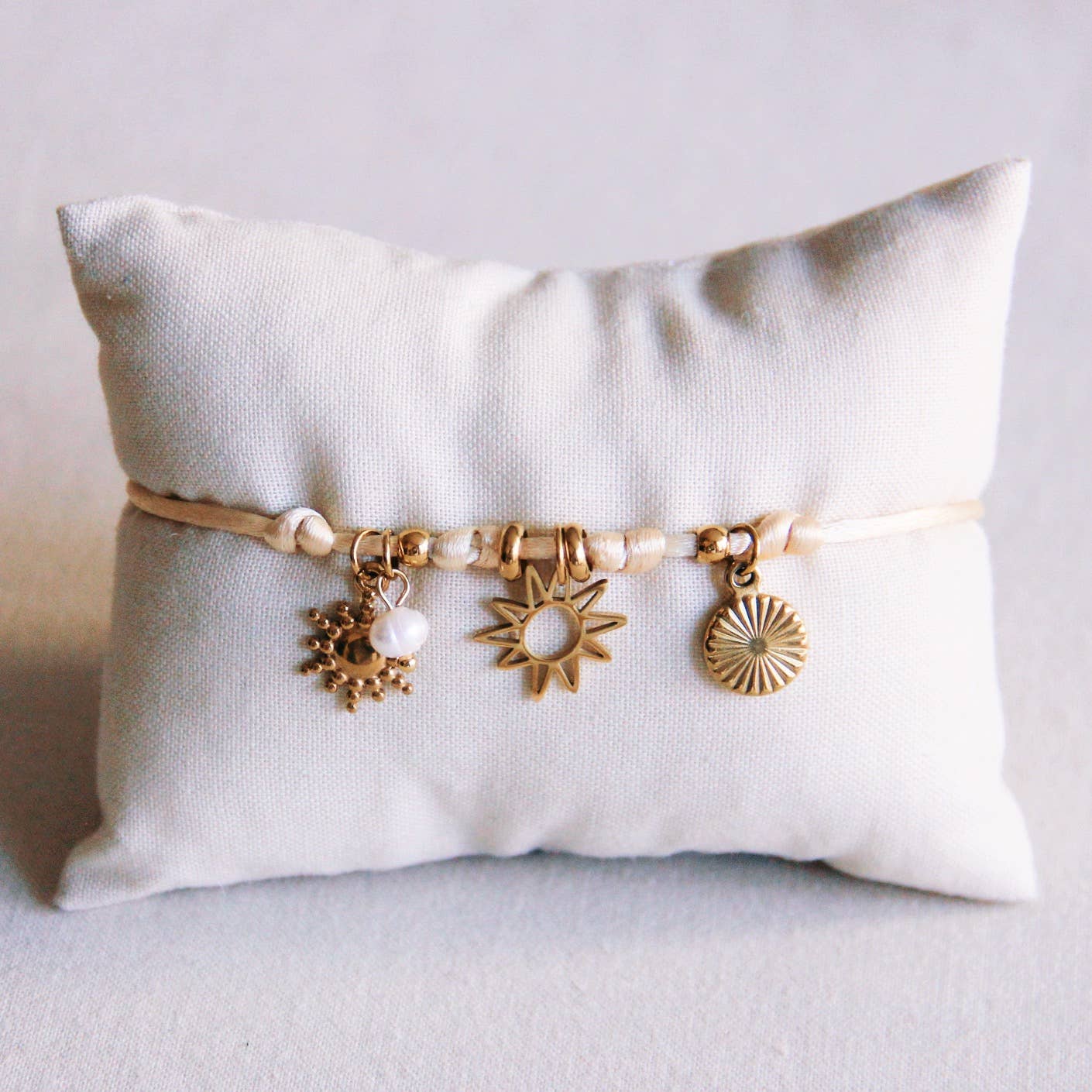 Satin-Charme-Armband mit Sonne und Mini-Perle - Sand